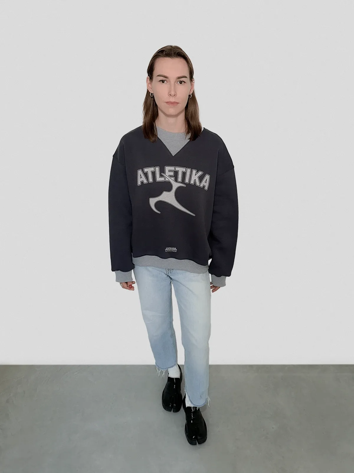 Model wearing the oversized Vintage Sweatshirt in grey, full-length studio shot